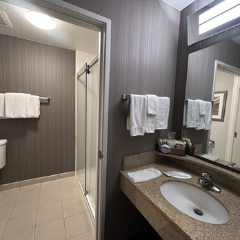 Courtyard by Marriott Salinas Monterey - Bathroom - Hotels Near Me - Salinas, California Courtyard by Marriott Salinas Monterey - Bathroom - Hotels Near Me - Salinas, California