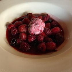 La Troje - Frutos rojos flameados con helado de queso