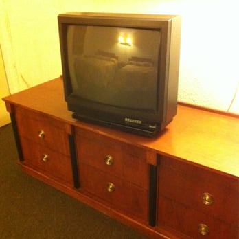 Ranch House Motel - Tv and dresser - Hotels Near Me - Tehachapi, California Ranch House Motel - Tv and dresser - Hotels Near Me - Tehachapi, California