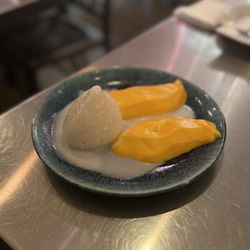 Galanga Thai Fusion - Sweet Sticky Rice with Mango