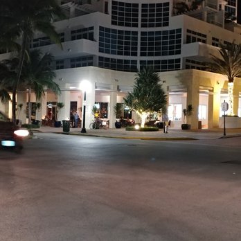 South Pointe Tavern - Just one of those places where u can enjoy craft cocktails and  be free ...  leaving here  feeling like life is just  beauiful and good. - American Near Me - Miami Beach, Florida