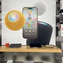 Gotta love Apple's minimalistic branding approach. Gotta love Apple's minimalistic branding approach.