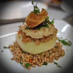Emmel's DinkelRind - Gefüllter Kohlrabi auf Dinkelrisotto. Vegan.