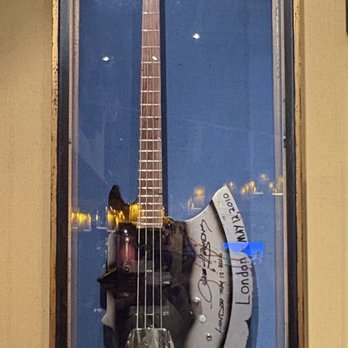 Hard Rock Café - Gene Simmons signed Ax bass. - American Near Me - Munich, BY