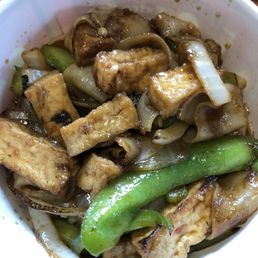 Spicy basil noodle with tofu