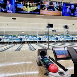 Del Mar Lanes - Bowling lanes were well oiled.