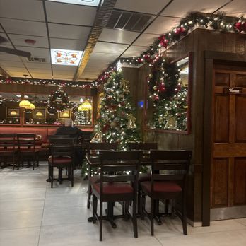 The Big Cheese & Pub - All decorated for the holidays!!! - Pizza Near Me - Cranston, Rhode Island
