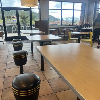 Jay Bird's Chicken - Seating area - Chicken Shop Near Me - Sedona, Arizona
