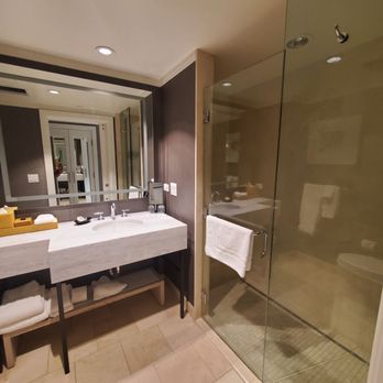 Hotel Amarano Burbank-Hollywood - The shower was awesome. - Hotels Near Me - Burbank, California