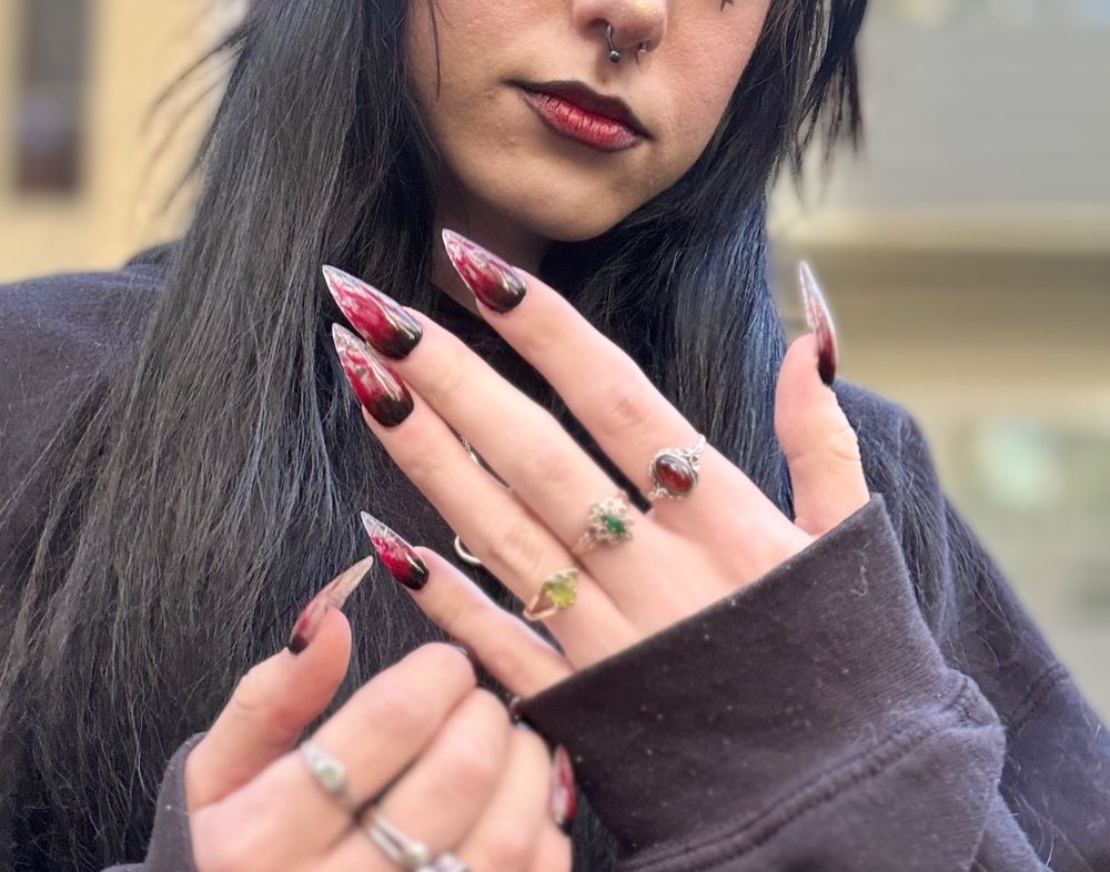 Tara's Nails Logo