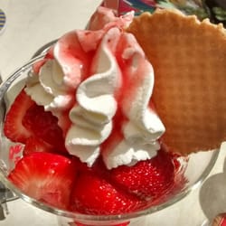 Eiscafé Tutti Frutti - Erdbeereisbecher im Eiscafé Tutti Frutti