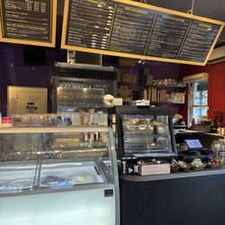 The Courthouse Deli & Whit's Frozen Custard - Front counter and ice cream