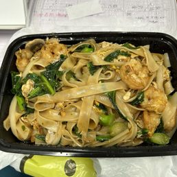 shrimp, noodles, mushrooms. I don't remember what this dish is called but it was yummy.  Vietnamese       SF Custom Stir Fry