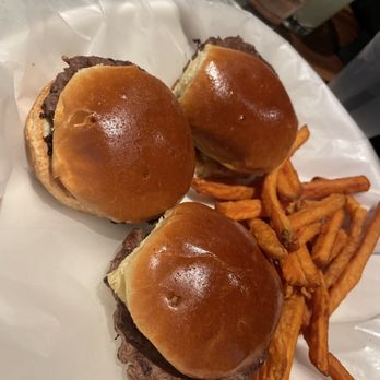 Yard House - Kids Classic Sliders - New American Near Me - Henderson, Nevada