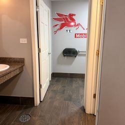 Hart's Garage - Bathroom