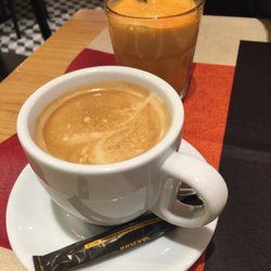 Aroma de Barcelona - An American coffee + natural apple juice (w/ carrot?)