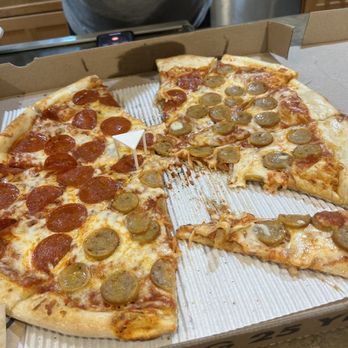 Dewey's Pizza - Pizza Near Me - St. Charles, Missouri