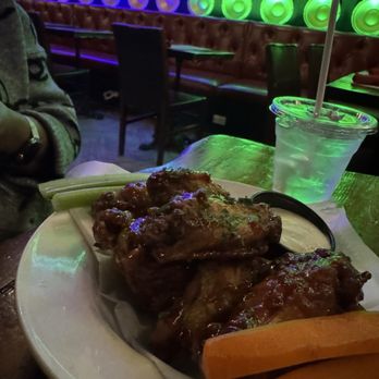 Beatstro - Crispy Chicken Wings - American Near Me - Bronx, New York