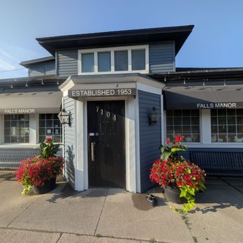Falls Manor Motel & Restaurant - The front facade of the building looks very nice - Hotels Near Me - Niagara Falls, Ontario Falls Manor Motel & Restaurant - The front facade of the building looks very nice - Hotels Near Me - Niagara Falls, Ontario