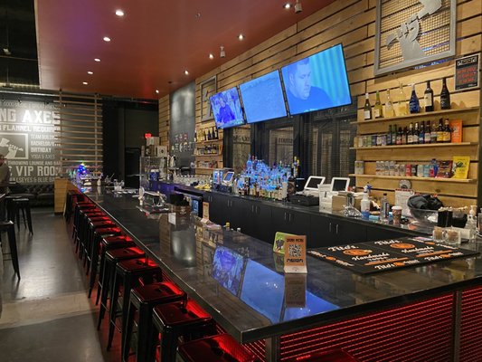 Dueling Axes Las Vegas | Axe Throwing Bar by null
