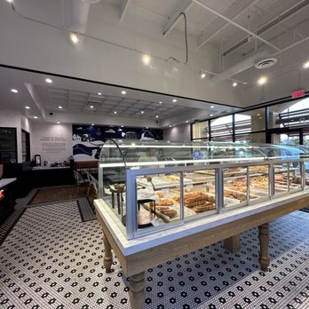 Paris Baguette - Bakeries Near Me - Lake Forest, California