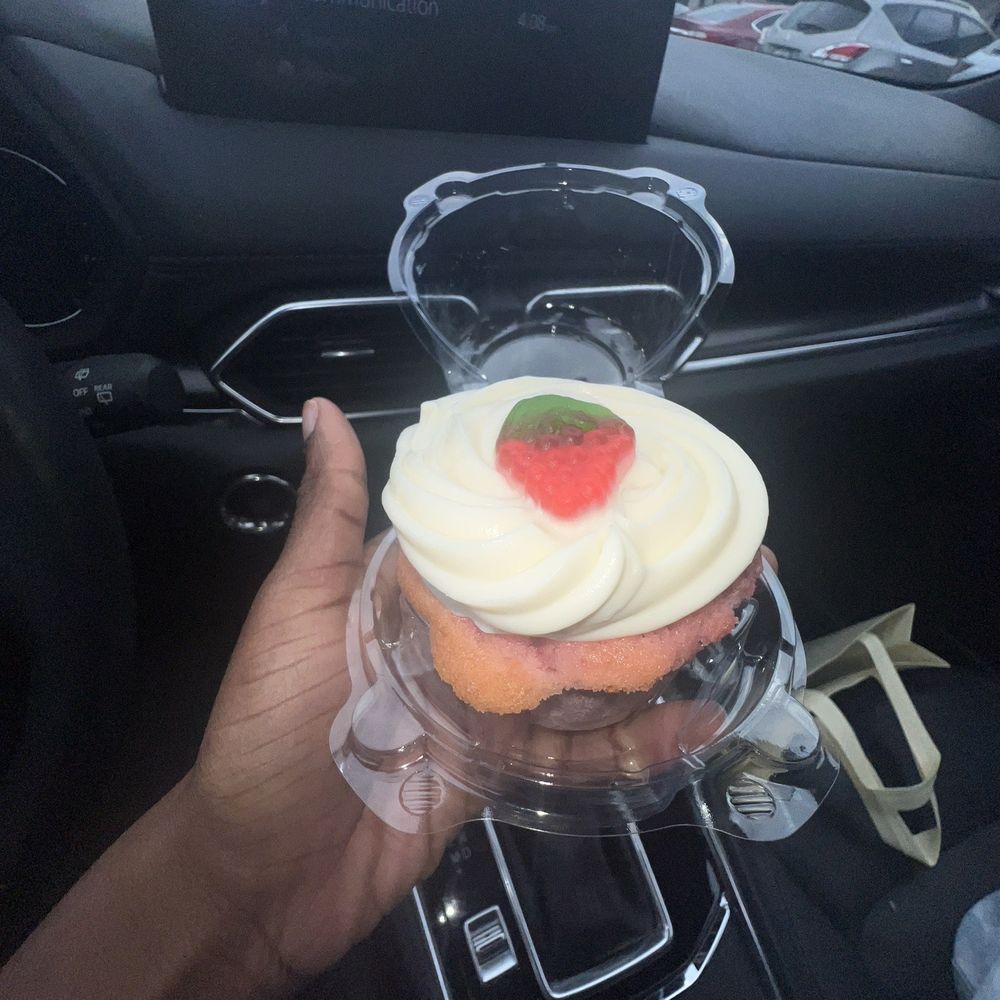Suga's Cakery - Strawberry De La Creme Cupcake - Bakeries Near Me - Pflugerville, Texas