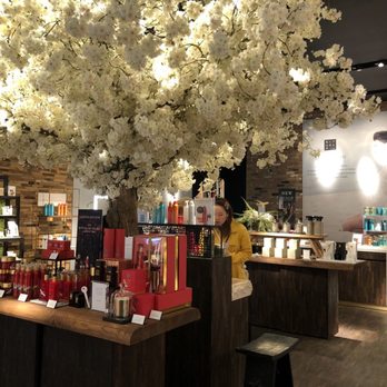 Rituals Cosmetics - Beautiful tree right in the center of the store - Cosmetics & Beauty Supply Near Me - Paramus, New Jersey