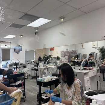Shiny Nails - Inside of the store - Nail Salons Near Me - Brentwood, California