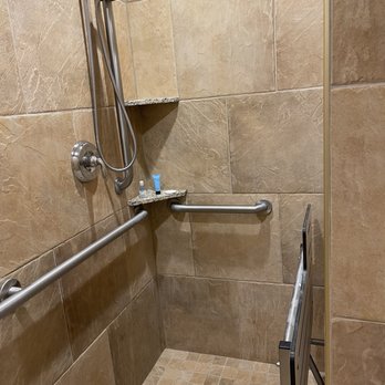 Lift Bridge Lodge, Ascend Hotel Collection - Shower - Hotels Near Me - Duluth, Minnesota