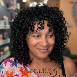 Curly hair! Love that curly shag