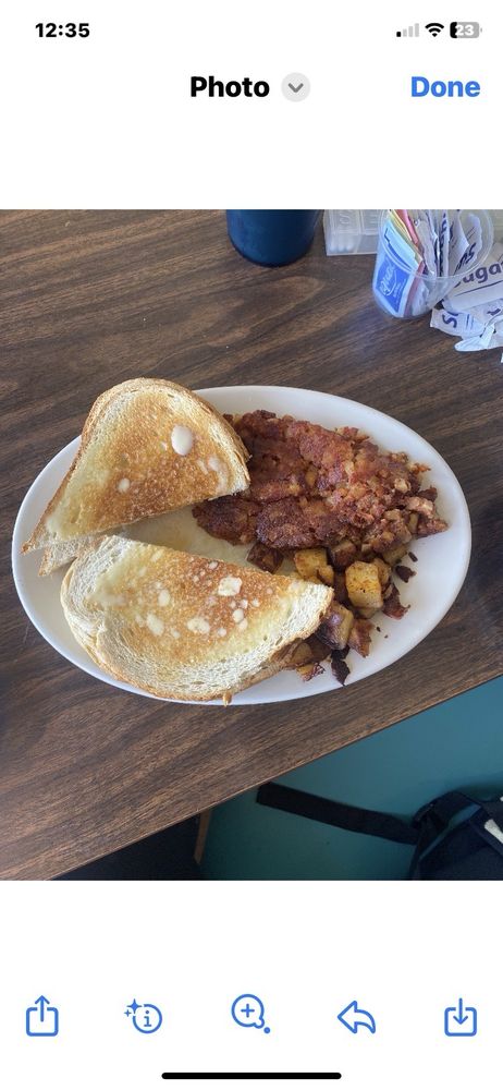 Leo's Breakfast Restaurant Logo