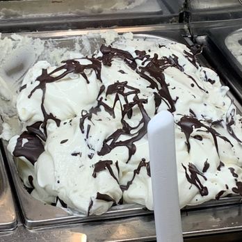 Almare Gelato Italiano - Stracciatella (Italian Chocolate Chip Gelato) - Ice Cream & Frozen Yogurt Near Me - Berkeley, California