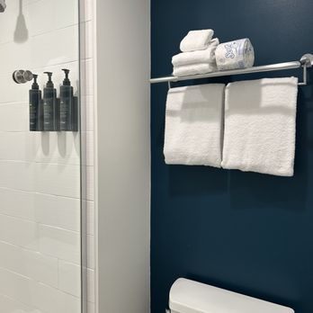 Aloft by Marriott Austin Airport - Bathroom - Hotels Near Me - Austin, Texas Aloft by Marriott Austin Airport - Bathroom - Hotels Near Me - Austin, Texas