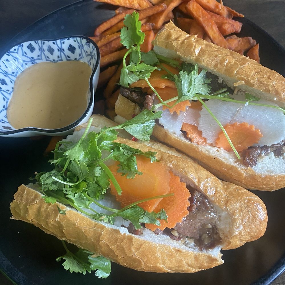 Garlic beef banh mi