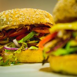 Asin Burger & Pommes - Veggie Burger mit extra gebratenem Gemüse https://asin-cuisine.de/