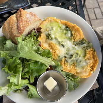 Urth Caffé-Pasadena - The Chicken Pesto Omelet - Cafes Near Me - Pasadena, California