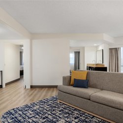 Embassy Suites by Hilton Seattle Tacoma International Airport - Guest room