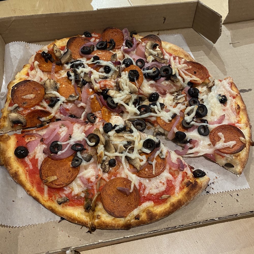Vegan pizza : vegan cheese, pepperoni and of course veggies Vegan pizza : vegan cheese, pepperoni and of course veggies