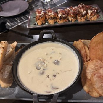 Incline on 9th - Mushroom fondue and Bruschetta - Cocktail Bars Near Me - Kansas City, Missouri
