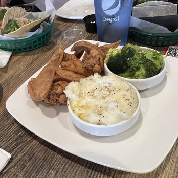 Restaurant 10 - 4 Chicken Wing Dinner - American Near Me - Atlanta, Georgia
