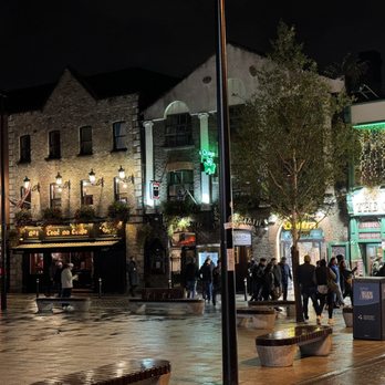 Temple Bar - Walking around the Temple Bar district in Dublin at night. Love the old building architecture from late 1800's! - Landmarks & Historical Buildings Near Me - Dublin, D Temple Bar - Walking around the Temple Bar district in Dublin at night. Love the old building architecture from late 1800's! - Landmarks & Historical Buildings Near Me - Dublin, D