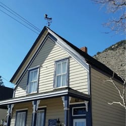 Edith Palmer's Country Inn - The building we stayed in, also where the parlor and office are located.