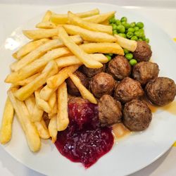 IKEA - Fleischbällchen mit Beilagen 6,95€ +4 Fleischbällchen 1€ = 7,95€