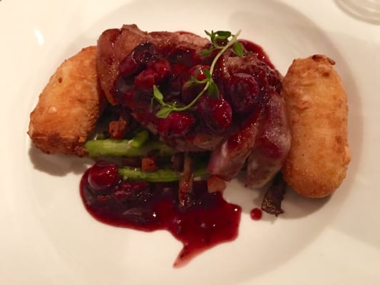 Photo of Na Kopci - Prague, PR, CZ. KACHNÍ PRSO S PEPŘOVÝMI VIŠNĚMI, RESTOVANOU HLÍVOU ÚSTŘIČNOU, FAZOLKAMI A MANDLOVÝMI KROKETAMI