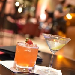 Hotel Allegro - Great cocktails at the bar downstairs