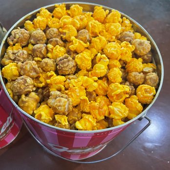 Garrett Popcorn Shops - The Garret Mix - so fricken delish! It's gasmic! - Popcorn Shops Near Me - Chicago, Illinois