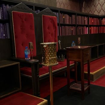 Drunk Shakespeare - Phoenix - King and queen chair - Comedy Clubs Near Me - Phoenix, Arizona