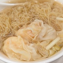 麥奀雲吞麵世家 - Wonton noodle soup, under 6 dollars and a nice small portion