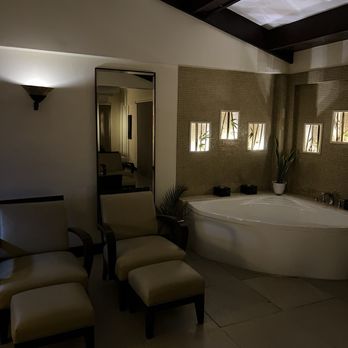 Taal Vista Hotel - Tub and lounge - Hotels Near Me - Tagaytay, CAV