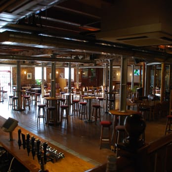 Fox Excel - Warehouse Bar - Sports Bars Near Me - London, XGL